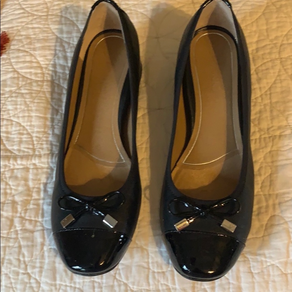 Vionic black Patton flat size 8